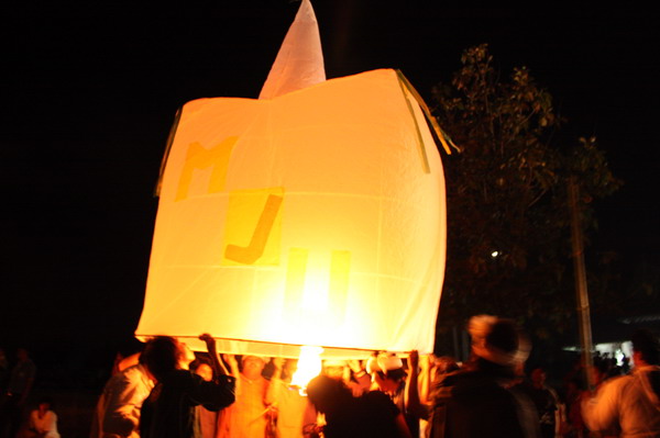 ../Picture/2553/MJUP2010112318234205.JPG